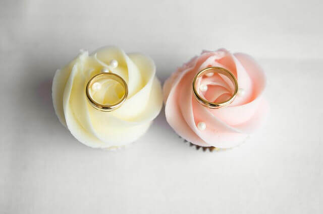 結婚指輪とケーキ