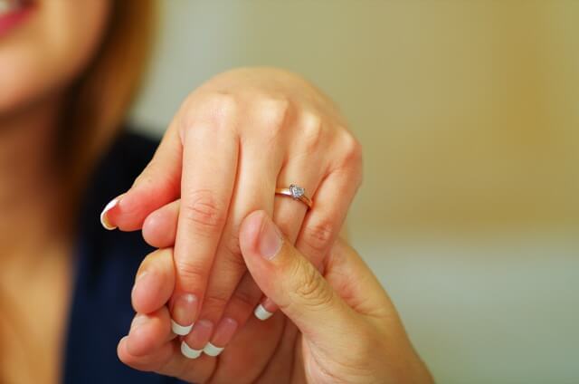 プロポーズで渡す指輪はおいくら？気になる相場を解明！