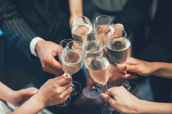 シャンパンタワーで結婚式を華やかに！成功のコツとレンタル方法