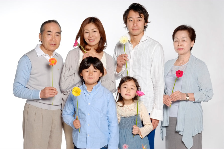 花を持っている家族の写真