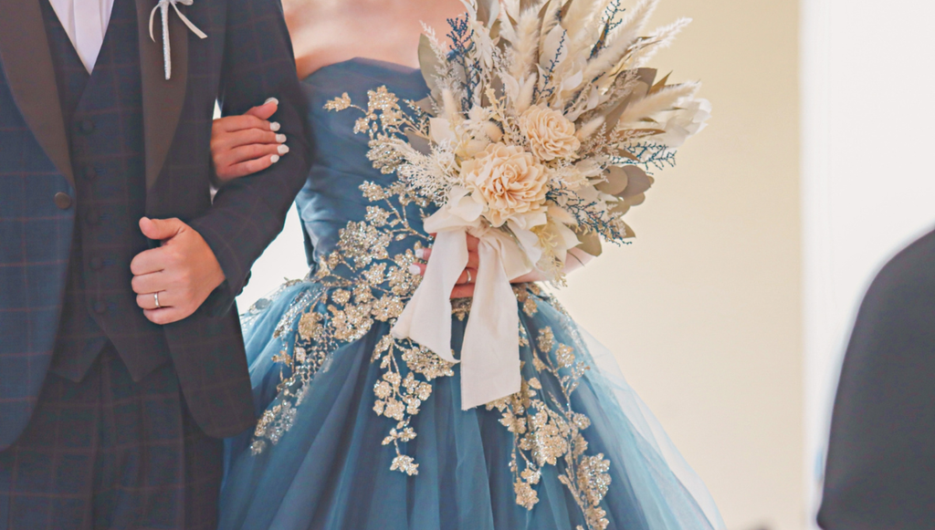 新郎に腕を組む新婦