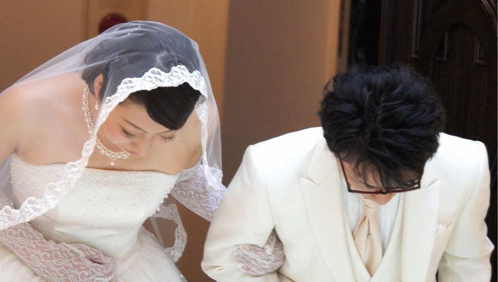 お辞儀する新郎新婦