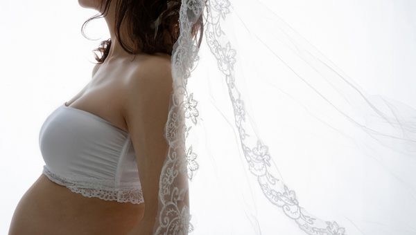 ウェディングドレスを着た新婦