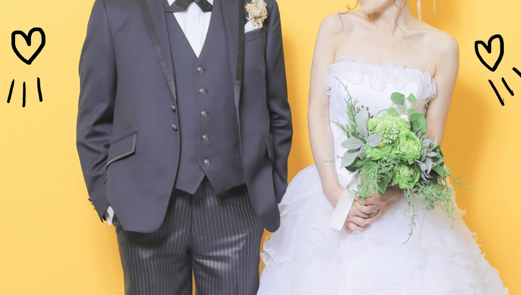 見つめ合う新郎新婦