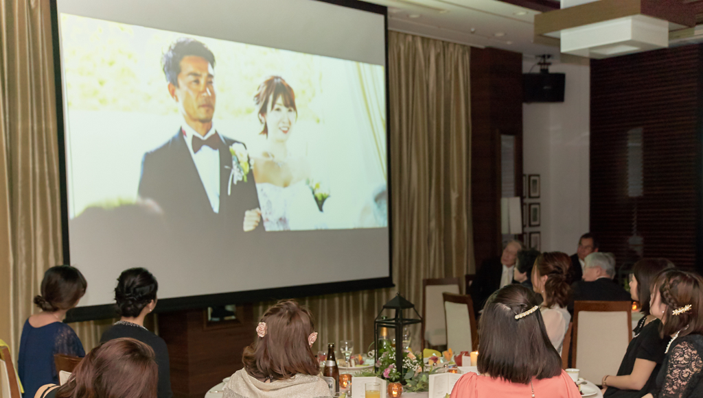 結婚式のエンドロールを見るゲストたち