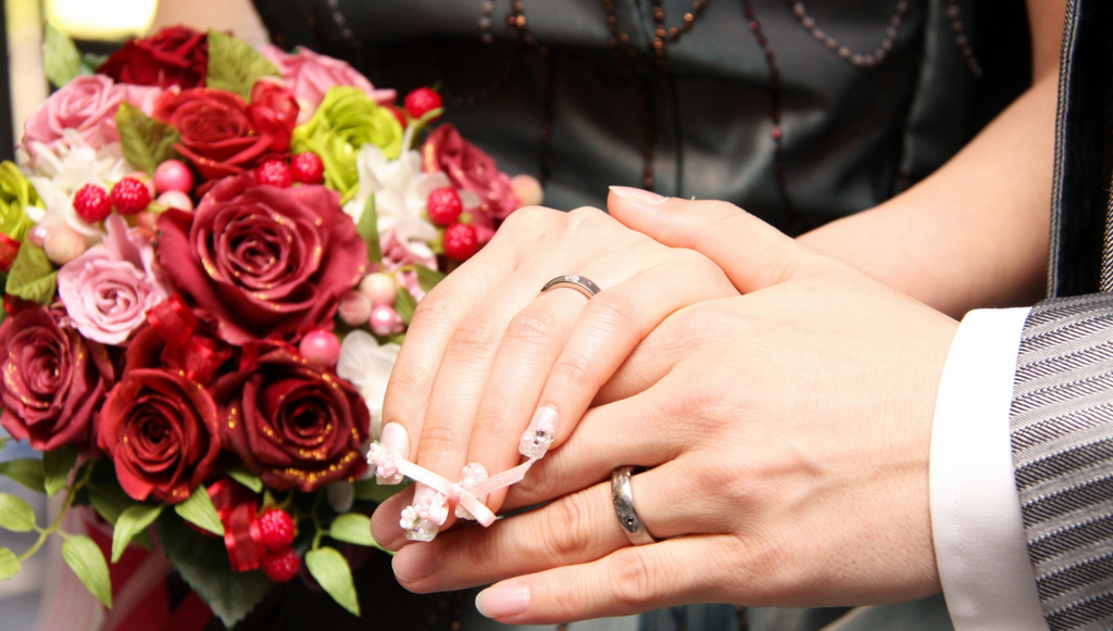 手を重ねる新郎新婦