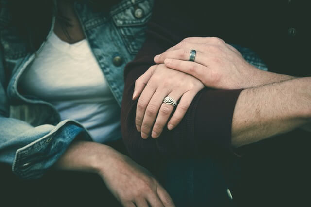 新婚のカップルと結婚指輪