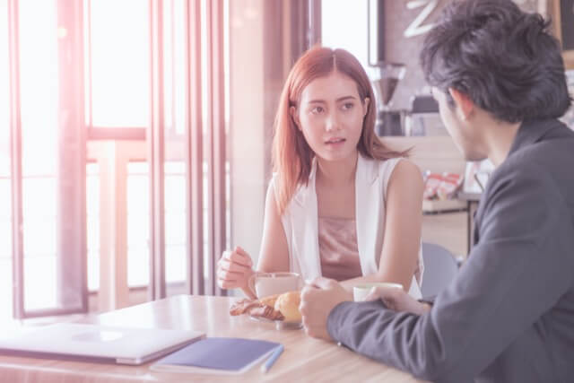 相談する新郎新婦カップル